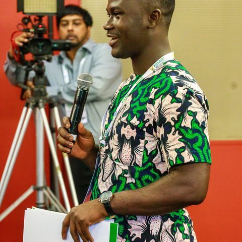 Journaliste ghanéen posant une question en conférence de presse